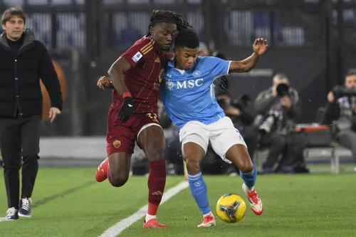 David Neres (dreapta) și-a adjudecat duminică seară duelul cu Manu Kone / Foto: Imago