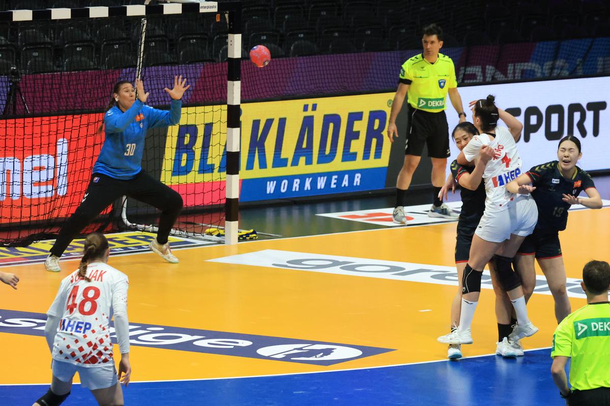 S-a rezolvat și penultimul mister din grupa României de la Campionatul Mondial + de 1 Decembrie, fanii tricolori s-au înfrățit cu galeria altei țări