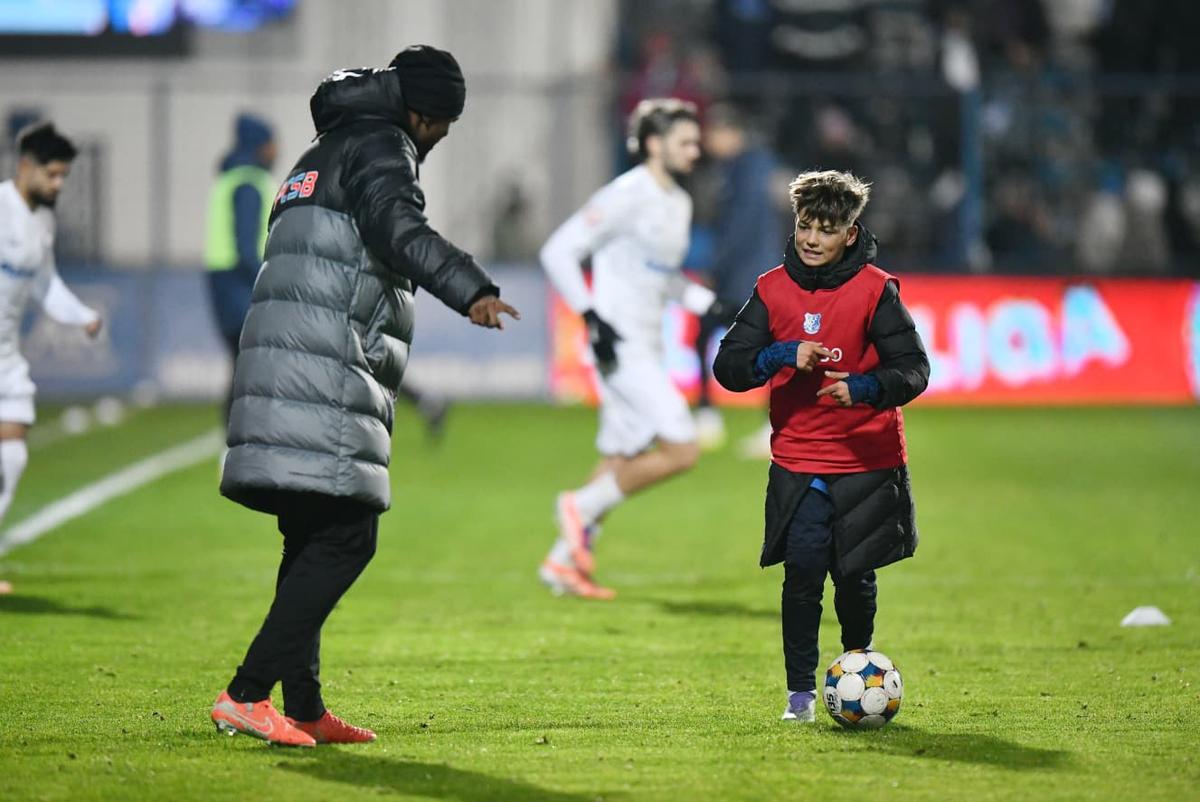 Ngezana la Farul - FCSB, miuță alături de un copil de mingi