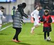 Ngezana la Farul - FCSB, miuță alături de un copil de mingi