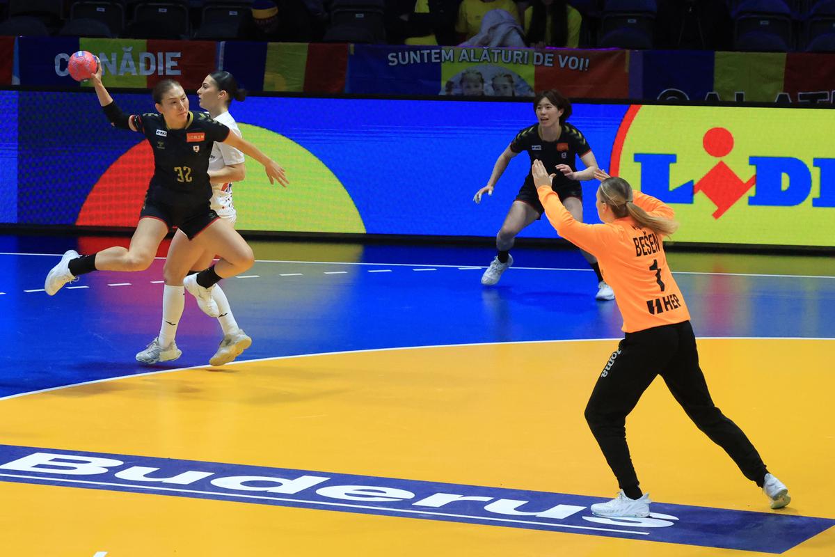 S-a rezolvat și penultimul mister din grupa României de la Campionatul Mondial + de 1 Decembrie, fanii tricolori s-au înfrățit cu galeria altei țări