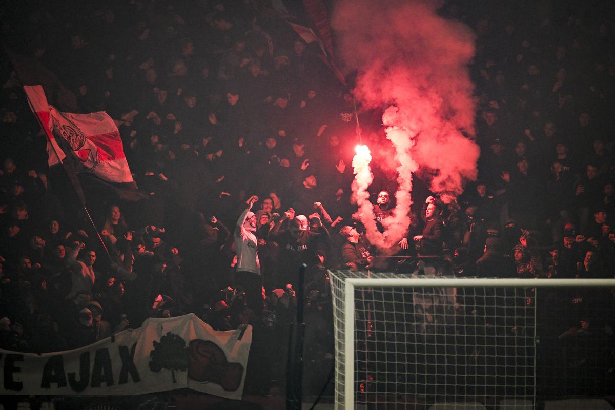 Imagini INCREDIBILE » Haos complet pe stadionul celebru din Europa: meciul a fost oprit, Liga a anunțat decizia