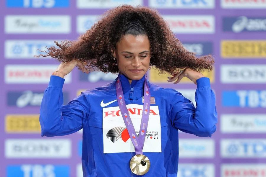 Sydney McLaughlin-Levrone cu medalia mondială de aur la 400 m de la Tokyo Foto: Imago Images Armand Duplantis, desemnat Atletul anului 2025, săgeată spre o competiție privată: „Nu le-a mers prea bine, nu-i așa?”
