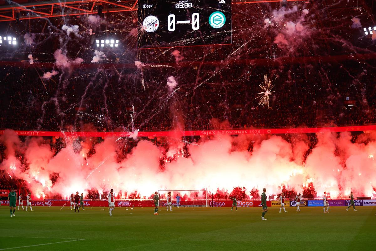 Imagini INCREDIBILE » Haos complet pe stadionul celebru din Europa: meciul a fost oprit, Liga a anunțat decizia