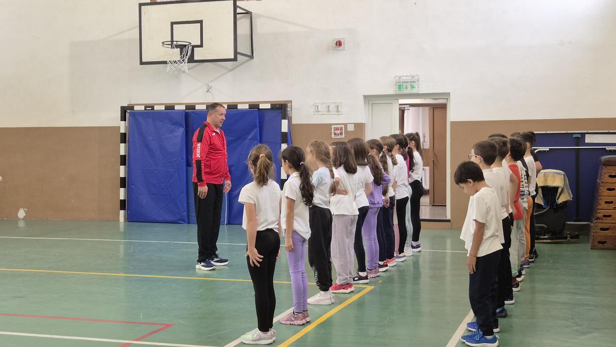 „Te mai recunoaște lumea?” » Fostul campion al Diviziei A s-a făcut profesor de sport! Numește fotbalistul român preferat și își dezvăluie temerile: „Să nu se întâmple la Dinamo ca la Steaua!”