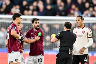 Suspectat că e implicat în pariuri, starul din Premier League a luat două „galbene” în 20 de secunde și dă vina pe Federație: „E absurd!”