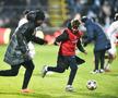 Ngezana la Farul - FCSB, miuță alături de un copil de mingi