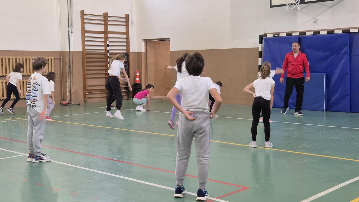 „Te mai recunoaște lumea?” » Fostul campion al Diviziei A s-a făcut profesor de sport! Numește fotbalistul român preferat și își dezvăluie temerile: „Să nu se întâmple la Dinamo ca la Steaua!”