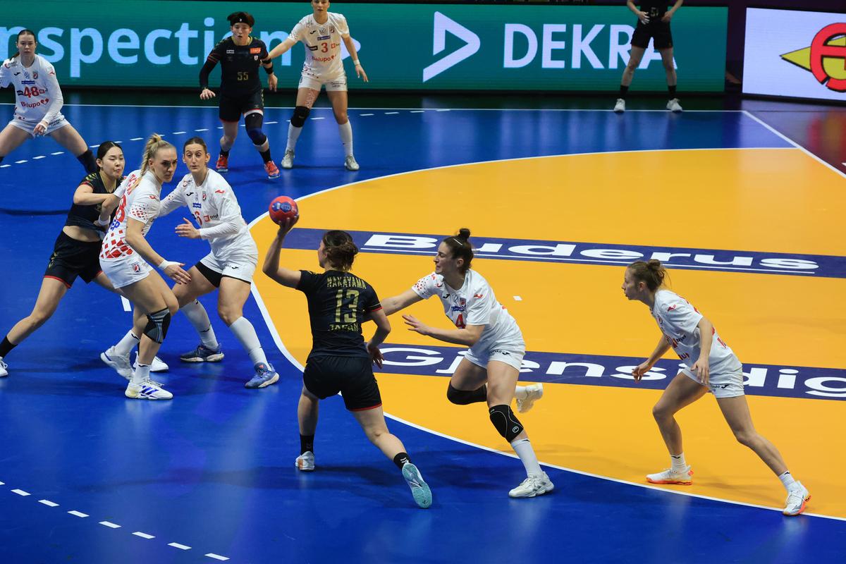 S-a rezolvat și penultimul mister din grupa României de la Campionatul Mondial + de 1 Decembrie, fanii tricolori s-au înfrățit cu galeria altei țări