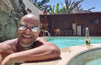 Wesley n-a uitat de România! Mesaj din piscină: „Trimiteți-mi o tavă de mici”