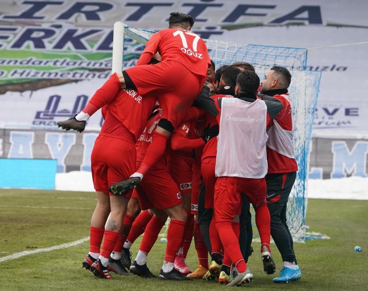 Erzurum - Gaziantep 1-1. Final de infarct! Șumudică ratează locul 1, după un penalty controversat, în prelungiri! Le-a cerut socoteală arbitrilor pe teren