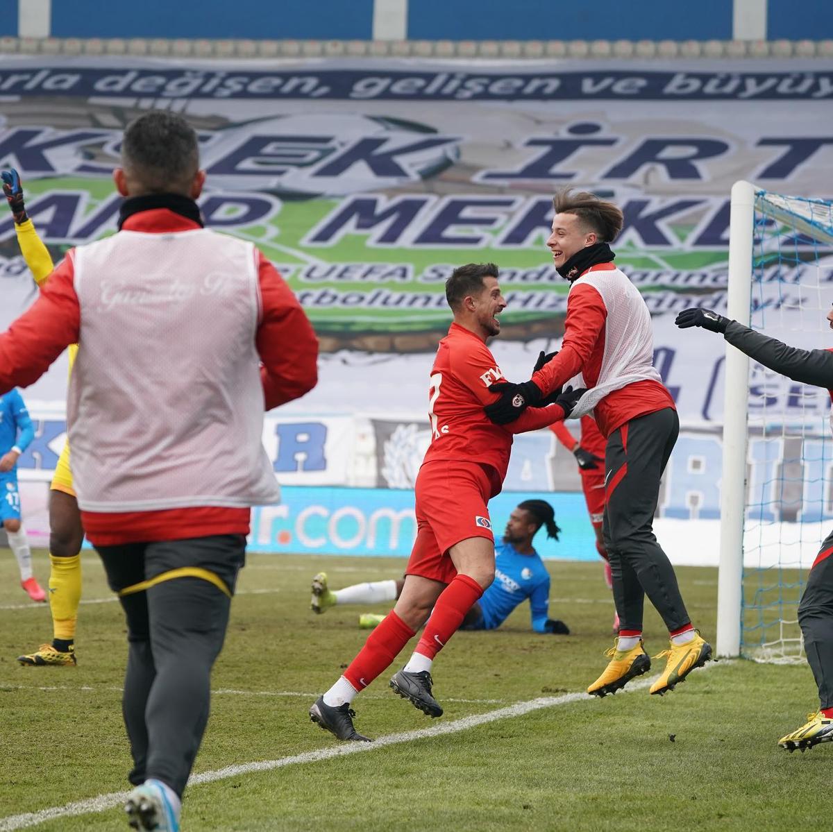 Erzurum - Gaziantep 1-1. Final de infarct! Șumudică ratează locul 1, după un penalty controversat, în prelungiri! Le-a cerut socoteală arbitrilor pe teren