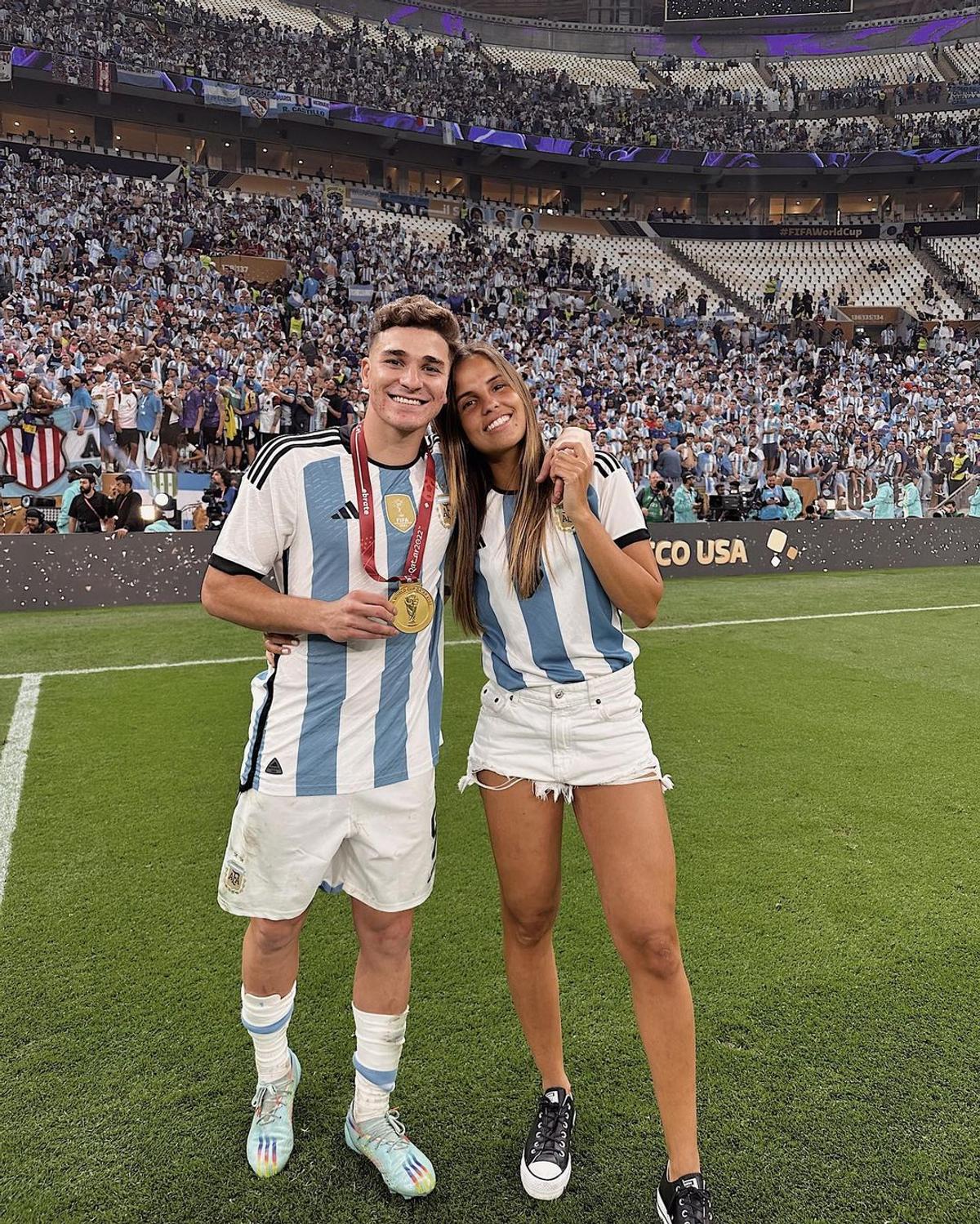 „Părăsește-o!” » Petiție bizară pornită în mediul online. Fanii îi cer unui campion mondial cu Argentina să se despartă de iubita lui
