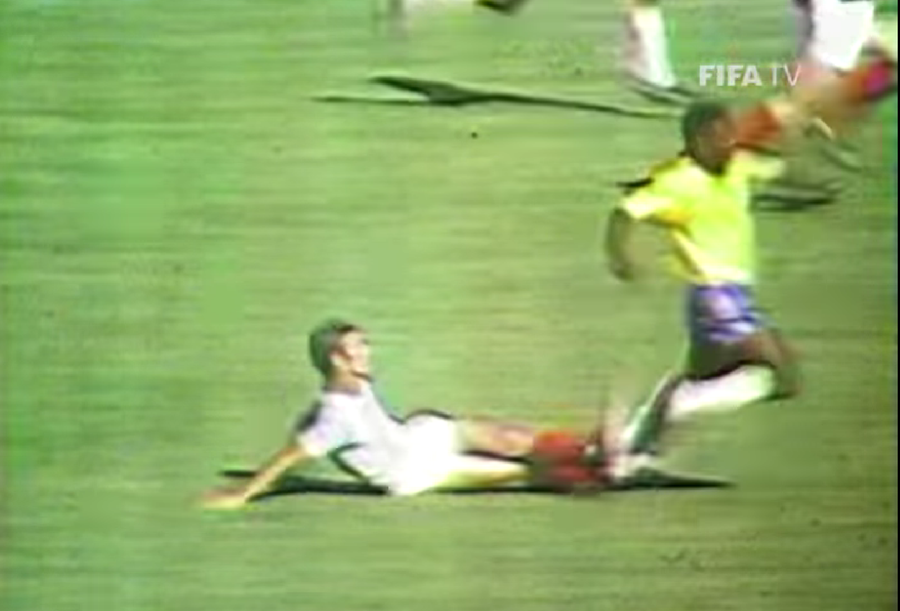 Faultul din spate comis de Liță Dumitru asupra lui Pele / captură video FIFA Dezvăluire după mai bine de 52 de ani despre meciul cu Brazilia lui Pele » Cornel Dinu: „Arbitrul vorbea românește”