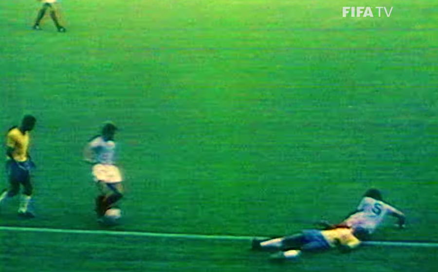 Atacul din spate comis de Cornel Dinu asupra lui Pele, căzut la pământ FOTO: captură video FIFA Dezvăluire după mai bine de 52 de ani despre meciul cu Brazilia lui Pele » Cornel Dinu: „Arbitrul vorbea românește”