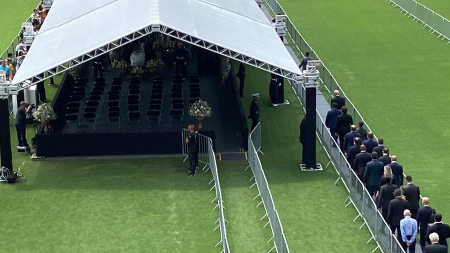 Sicriul cu trupul lui Pele a fost adus la stadionul lui Santos » Fanii vin în număr mare pentru un ultim omagiu