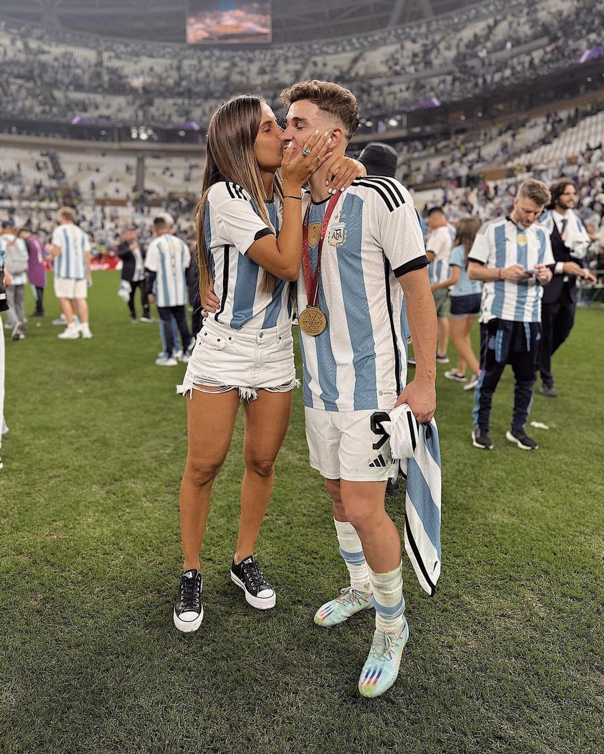 „Părăsește-o!” » Petiție bizară pornită în mediul online. Fanii îi cer unui campion mondial cu Argentina să se despartă de iubita lui