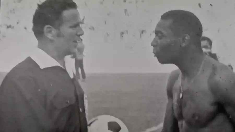 Arbitrul Ferdinand Marschall și Pele, la finalul meciului România - Brazilia 2-3, de la CM 1970 / FOTO OÖNachrichten Dezvăluire după mai bine de 52 de ani despre meciul cu Brazilia lui Pele » Cornel Dinu: „Arbitrul vorbea românește”