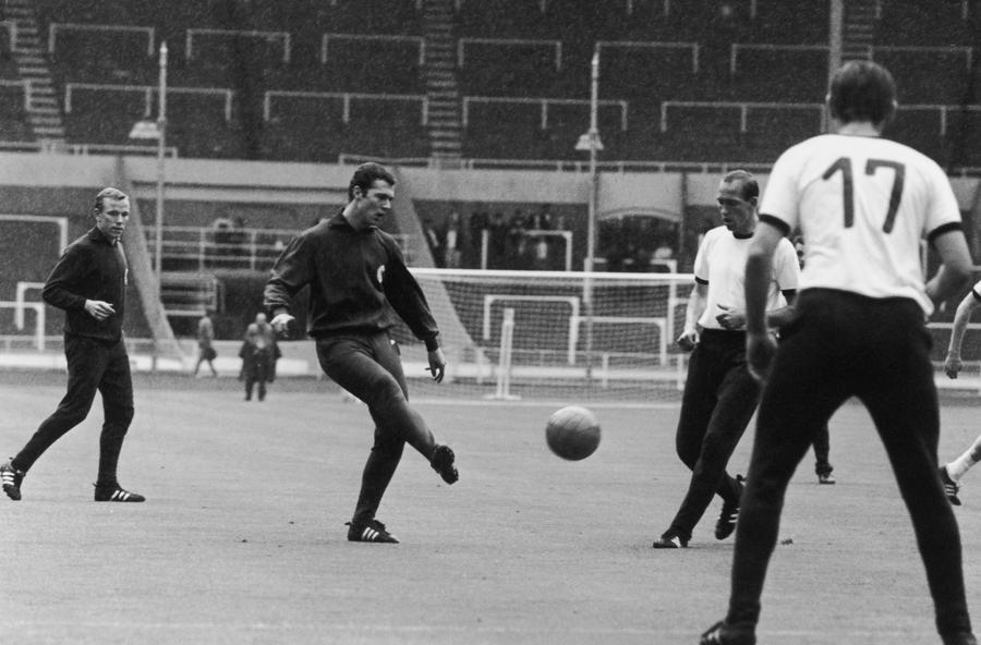 Franz Beckenbauer lovind mingea la Cupa Mondială din 1966, foto: Guliver/gettyimages Călătoriile Kaiserului