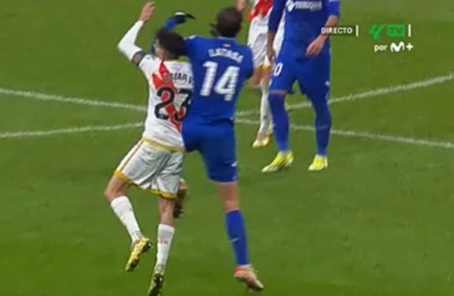 Juanmi Latasa (în albastru), primul eliminat al lui Getafe în acest meci: al doilea „galben” pentru o lovitură cu cotul Andrei Rațiu, martorul unor momente incredibile la Getafe - Rayo! » Ce au făcut jucătorii gazdelor de l-au înfuriat pe arbitru!