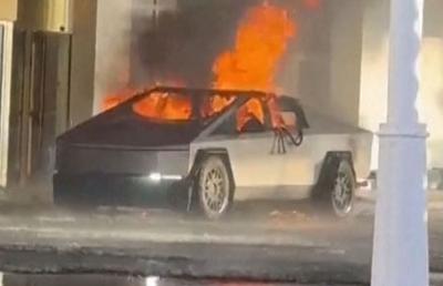 Tsitsipas îl ironizează pe Elon Musk, după ce un Cybertruk Tesla a explodat lângă hotelul lui Trump: „N-a glumit!”