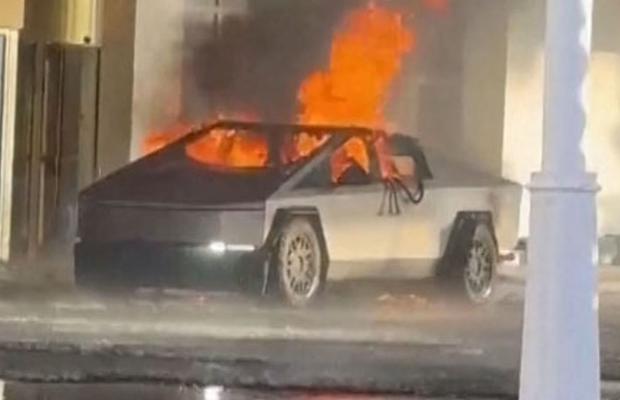 Tsitsipas îl ironizează pe Elon Musk, după ce un Cybertruk Tesla a explodat lângă hotelul lui Trump: „N-a glumit!”