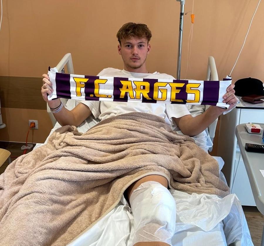 Andrei Bucur, pe patul de spital, bandajat în zona genunchiului / Sursă foto: Instagram@ FC Argeș La doar de 21 de ani, un fotbalist român a trăit un adevărat coșmar: meniscul i s-a rupt după operație » Confesiune emoționantă pentru GSP: „Asta a fost explicația medicului”