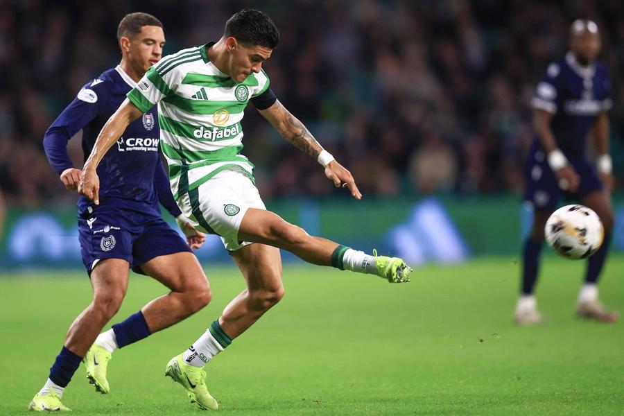 Luis Palma (la minge, în duel cu Ethan Ingram) într-un meci cu FC Dundee de-acum două luni, are contract până în 2028 cu Celtic / Foto: Imago Primele achiziții ale lui Dan Șucu pentru Genoa în 2025 » Ce se întâmplă cu Olaru: „A refuzat oferta”