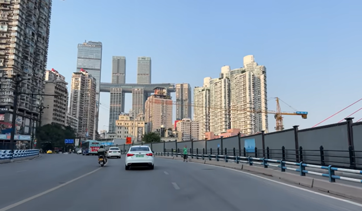 Din altă lume! Megaorașul din China despre care nu vorbește nimeni, dar e la nivel de Shanghai și Beijing » Stadionul se încadrează în peisajul futurist