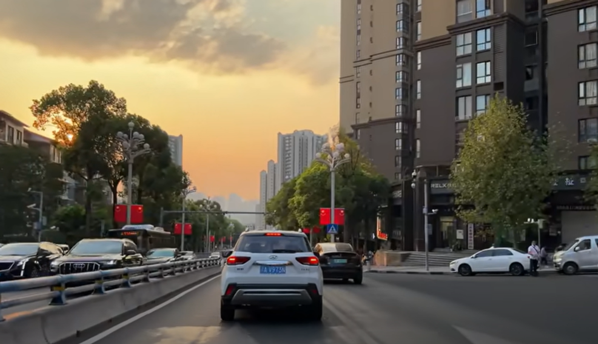 Din altă lume! Megaorașul din China despre care nu vorbește nimeni, dar e la nivel de Shanghai și Beijing » Stadionul se încadrează în peisajul futurist