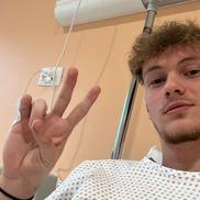 Andrei Bucur, pe patul de spital, după prima operație / Sursă foto: Facebook
