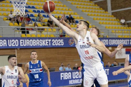 Filip Malesevic, aruncând la coș într-un meci al Serbiei de la Campionatul European U20/Foto: fiba.basketball