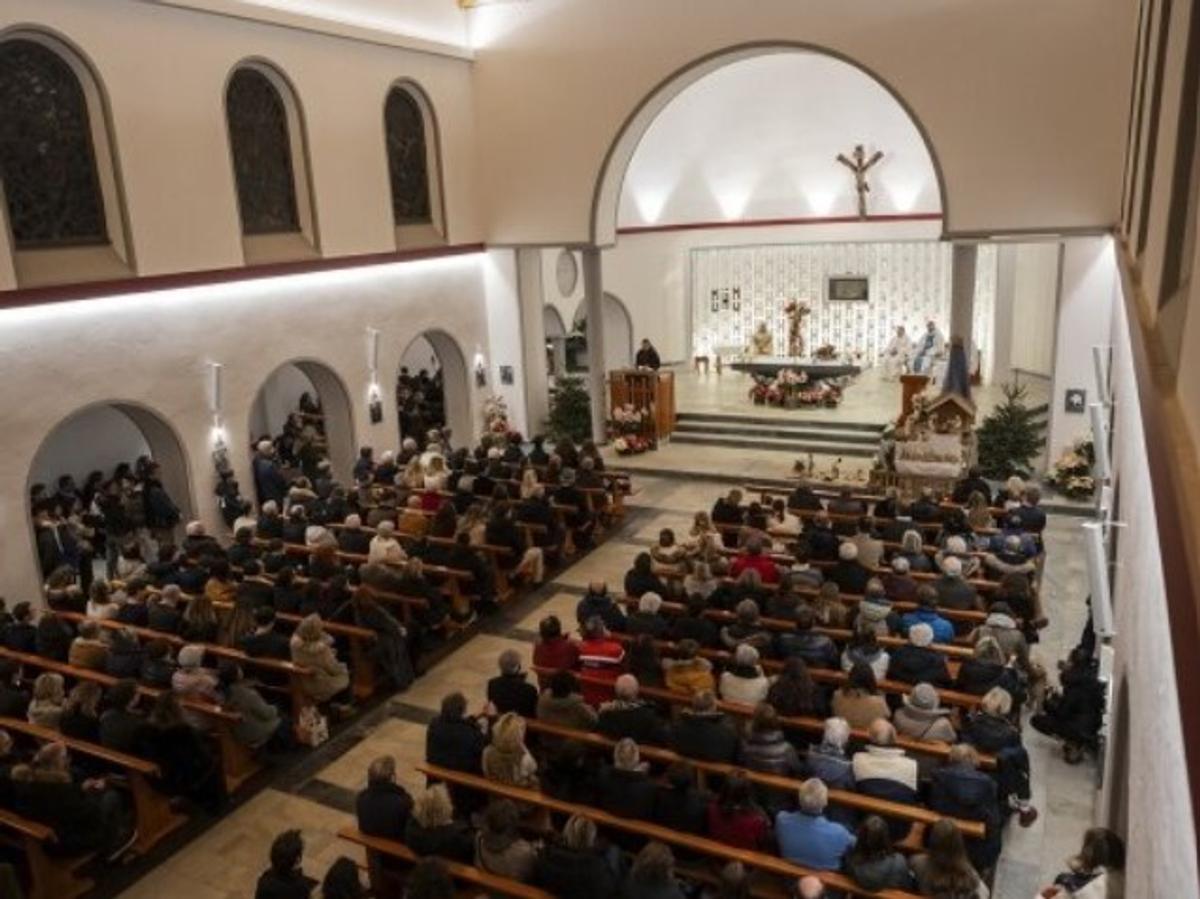 Flori și candele aprinse în memoria victimelor tragediei din Crans Montana