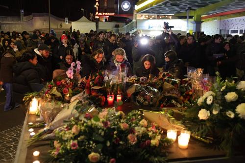 Lacrimi de durere în Crans-Montana după tragedia din noaptea de Revelion din barul Le Constellation / Foto: Imago