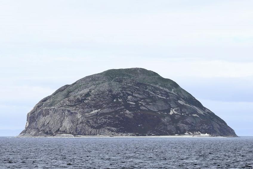 Insula Ailsa Craig, de unde se procură granitul pentru pietrele de curling Foto: Imago Images