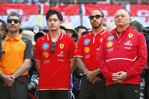 Zhou Guanyu, alături de Lewis Hamilton // foto: Guliver/gettyimages