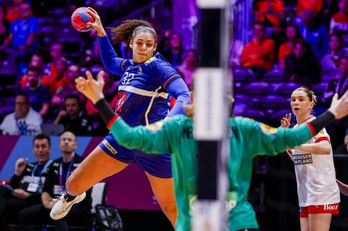 Gyor, deținătoarea Ligii Campionilor la handbal feminin, a anunțat transferul pivotului francez Sarah Bouktit (23 de ani).