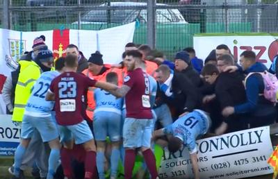 VIDEO Bătălie generală la un meci din Irlanda de Nord! Portarul, victima fanilor adverși