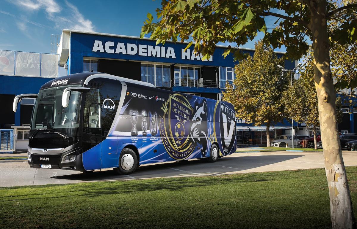 FOTO Viitorul, ca Bayern și Barcelona! Cadou de lux pentru clubul lui Gică Hagi