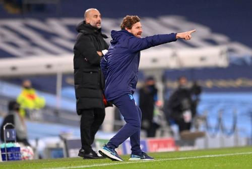 Situația tensionată de la Marseille se agravează. După ce fanii au luat cu asalt cantonamentul și au provocat amânarea partidei cu Rennes, azi a demisionat antrenorul Andre Villas-Boas