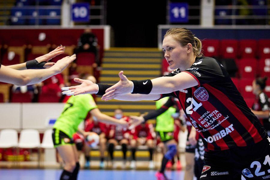 Bielorusa Dziyana Ilina felicitată după un nou gol FOTO Sabin Malișevschi CSM București a dat de pământ cu Brăila » „Bufnițele” nu le-au speriat pe vâlcence, iar Bistrița a câștigat un meci de cupă europeană