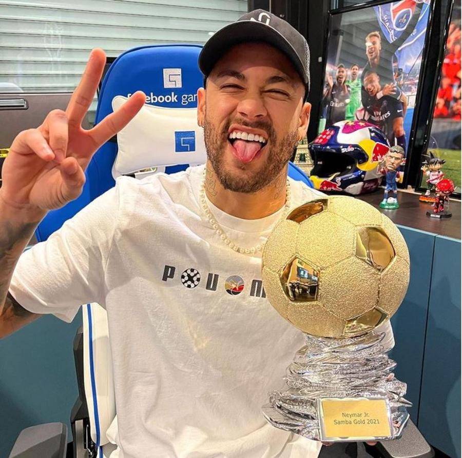 Neymar cu trofeul Samba Gold // Sursa: Instagram @neymarjr Neymar, premiat în Brazilia! Thiago Silva l-a asaltat cu mesaje: „Să te f***! N-am mai câștigat nimic de când ai venit în Europa”
