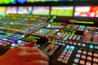 Deținătorul drepturilor TV din Superliga vrea să dea o lovitură majoră pe piața telecomunicațiilor din România!