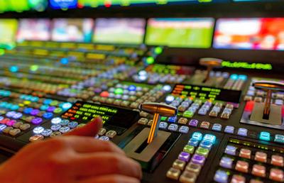 Deținătorul drepturilor TV din Superliga vrea să dea o lovitură majoră pe piața telecomunicațiilor din România!