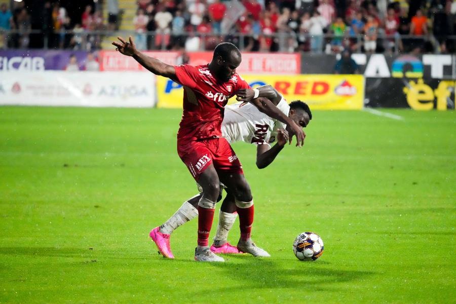 Aly Abeid, în roșu, a semnat cu CFR Cluj // foto: Imago Images Rednic, după ce omul de bază i-a fost transferat de CFR: „Legi făcute pentru jucători și impresari! E neplăcut, stai și te întrebi...”