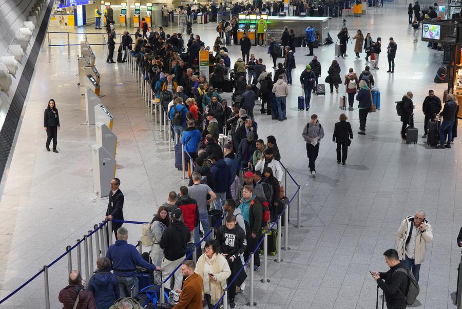 Mii de călători au rămas blocați pe aeroporturile din Germania FOTO Reuters Haos în Germania înainte de Euro 2024 » Peste 1.000 de zboruri au fost anulate, traficul feroviar a fost paralizat!
