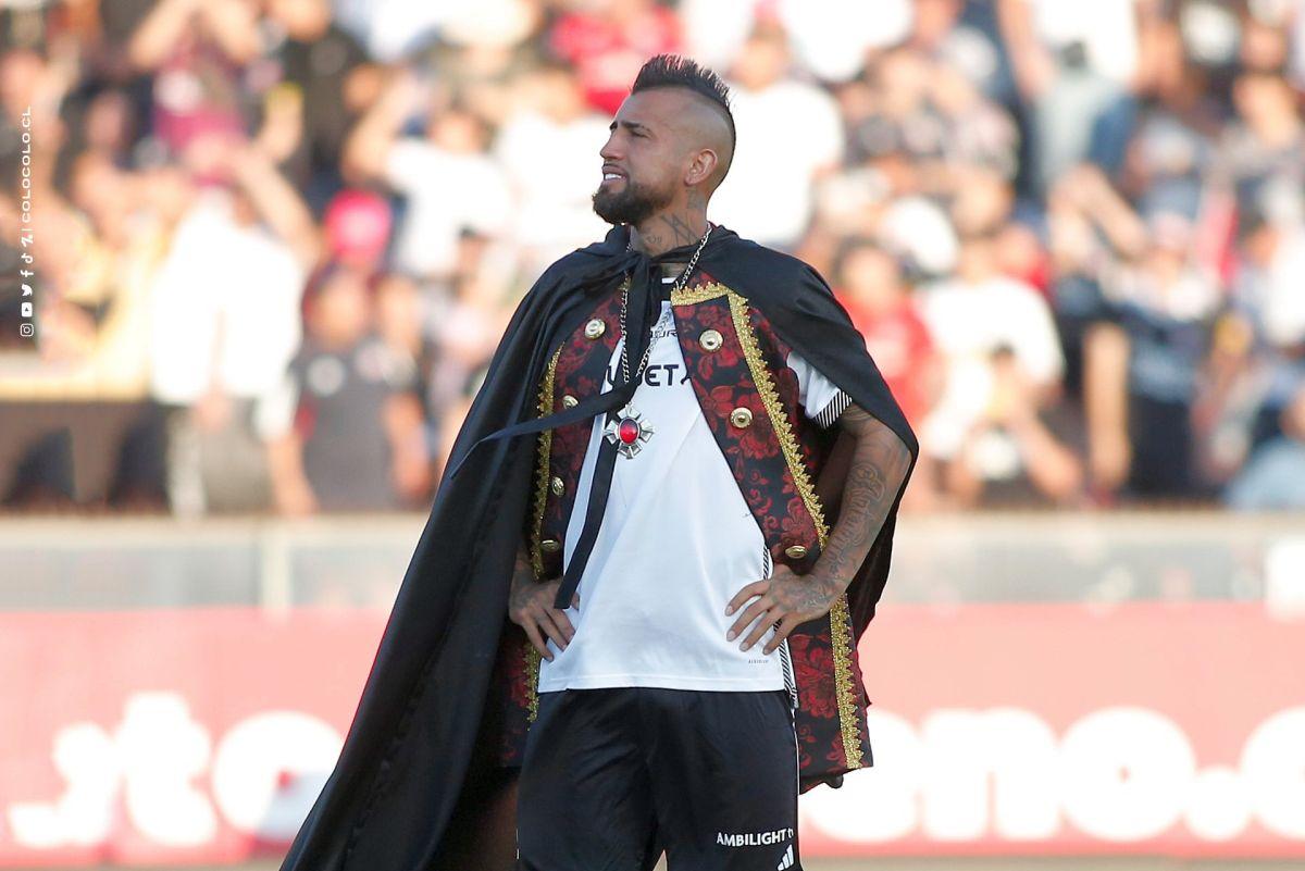 Prezentare spectaculoasă a fostului jucător de la Barcelona! A venit cu elicopterul la stadion și s-a costumat în rege