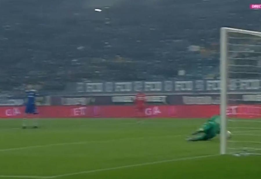 Gurău scapă mingea la șutul lui Politic / FOTO: Captură TV @Digi Sport 1 Vise plăcute, Dinamo! Liga 2 te-așteaptă » Bahassa și Bauza au creat artă și duc Craiova lui Mititelu spre zona play-off! Clasamentul ACUM