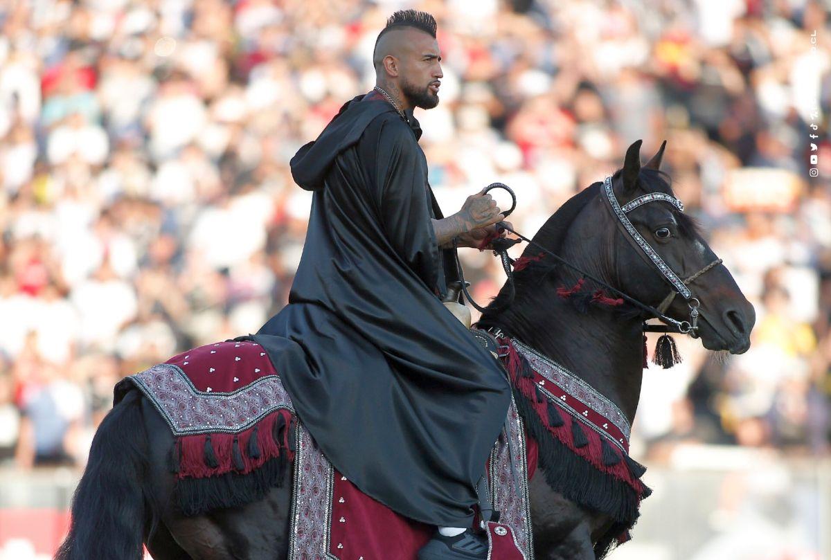Prezentare spectaculoasă a fostului jucător de la Barcelona! A venit cu elicopterul la stadion și s-a costumat în rege