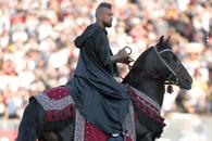 Prezentare spectaculoasă a fostului jucător de la Barcelona! A venit cu elicopterul la stadion și s-a costumat în rege